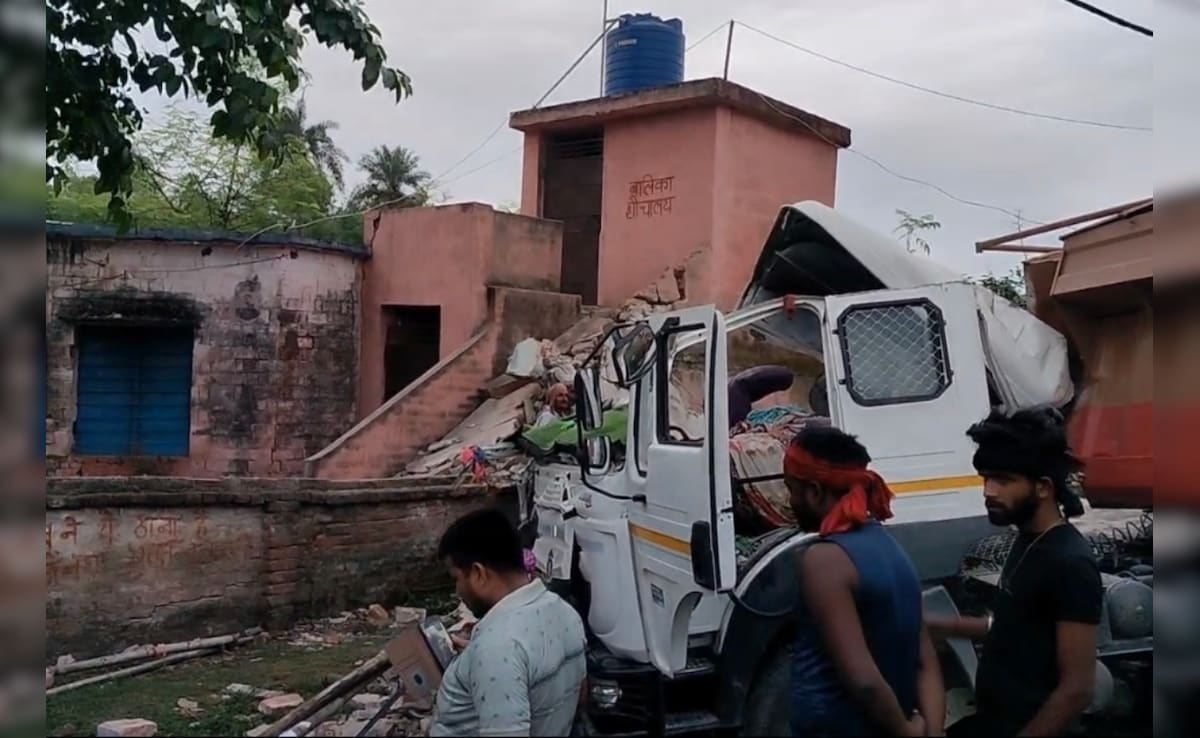 मधेपुरा में खौफनाक मंजर! तेज रफ्तार ट्रक स्कूल में घुसा, एक की मौके पर मौत