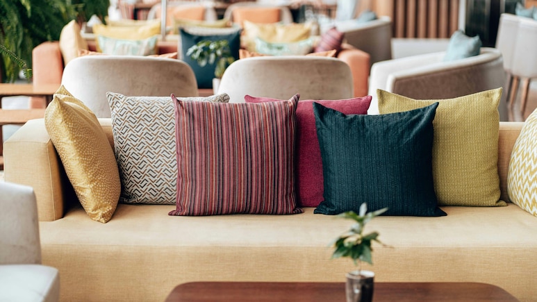 इन प्रीमियम और ट्रेंडी कुशन कवर्स के साथ घर की सजावट को बनाएं और भी मॉडर्न और एलिगेंट, वो भी बजट में