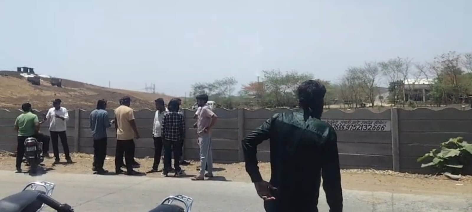 धमाके के बाद बाहर खड़े लोग. धमाके के बाद बाहर खड़े लोग.