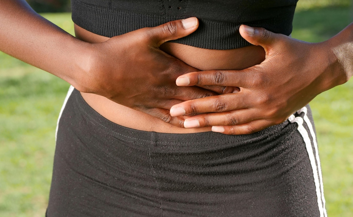 पेट में सूजन आने पर शरीर में कौन-कौन से लक्षण नज़र आने लगते हैं? डॉक्टर से जानें आंतो में सूजन कैसे कम करें