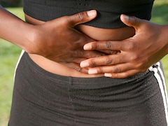 पेट में सूजन आने पर शरीर में कौन-कौन से लक्षण नज़र आने लगते हैं? डॉक्टर से जानें आंतो में सूजन कैसे कम करें