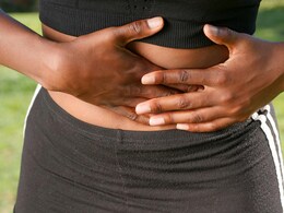 पेट में सूजन आने पर शरीर में कौन-कौन से लक्षण नज़र आने लगते हैं? डॉक्टर से जानें आंतो में सूजन कैसे कम करें