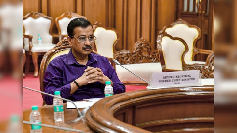 झाड़ू से 'जुगाड़' तक: आम आदमी पार्टी की कहानी या एक लंबा राजनीतिक नाटक?