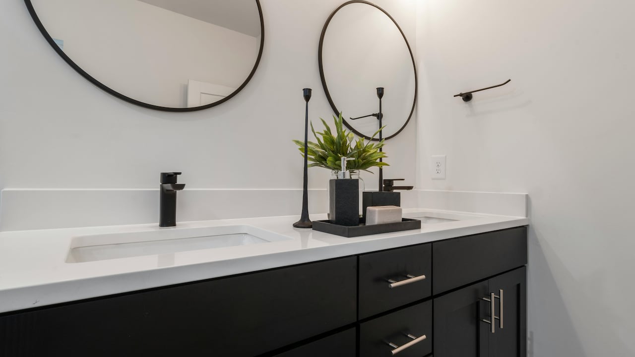 5 Storage Solutions That Actually Reduce Daily Mess In The Washroom