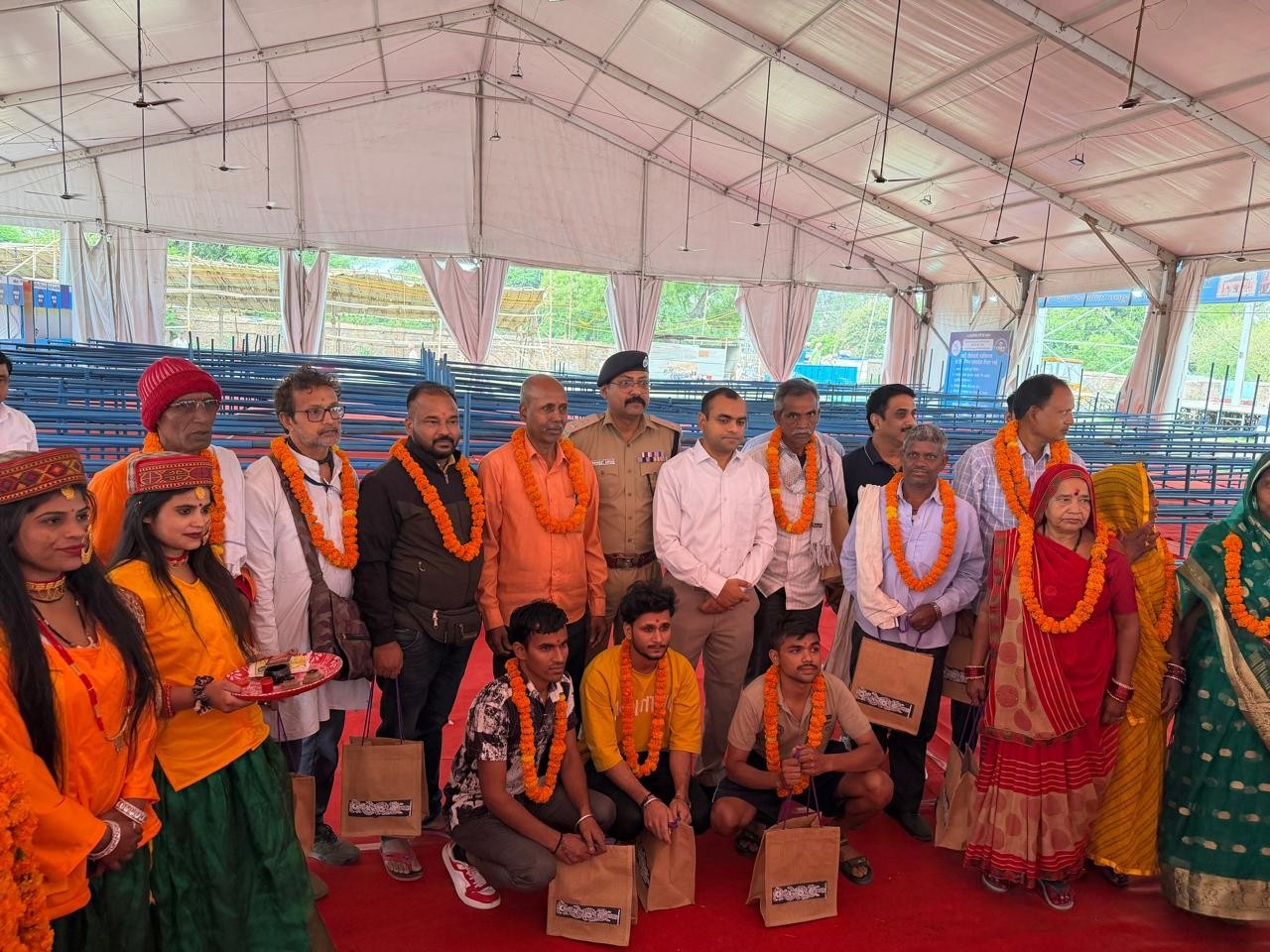 ऑफलाइन रजिस्ट्रेशन करवाने पहुंचे यात्रियों का स्वागत किया गया