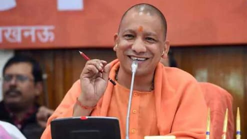 यूपी के 1.28 लाख शिक्षकों को योगी सरकार का तोहफा, म&zwj;िलेगा 5 लाख तक का कैशलेस इलाज और करोड़ों को इंश्&zwj;योरेंस कवर