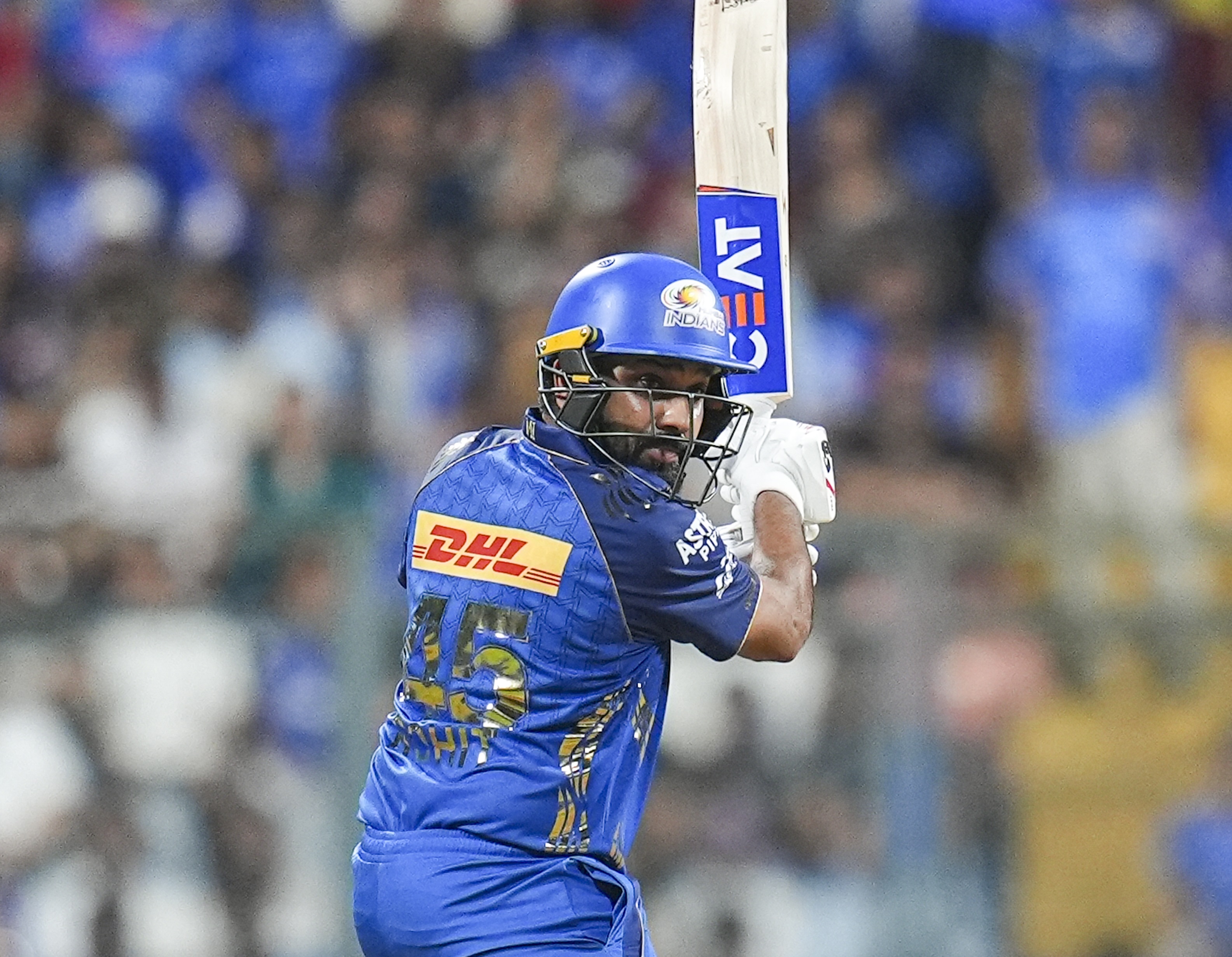MI vs RCB LIVE Score, IPL 2026: रोहित रिटायर्ड हर्ट, विराट एंकल की चोट से बाहर, सुयश ने दो विकेट झटक मुंबई को भेजा बैकफुट पर