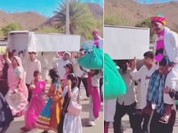 दूल्हा कंधे पर, मेहमानों के सिर पर सामान! पहले नहीं देखी होगी ऐसी बारात, वजह जानकर दिल खुश हो जाएगा