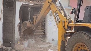 एमपी में हत्या के बाद बुलडोजर एक्शन: पड़ोसी ने आंखों में मिर्च डालकर किया था मर्डर, आरोपी गिरफ्तार