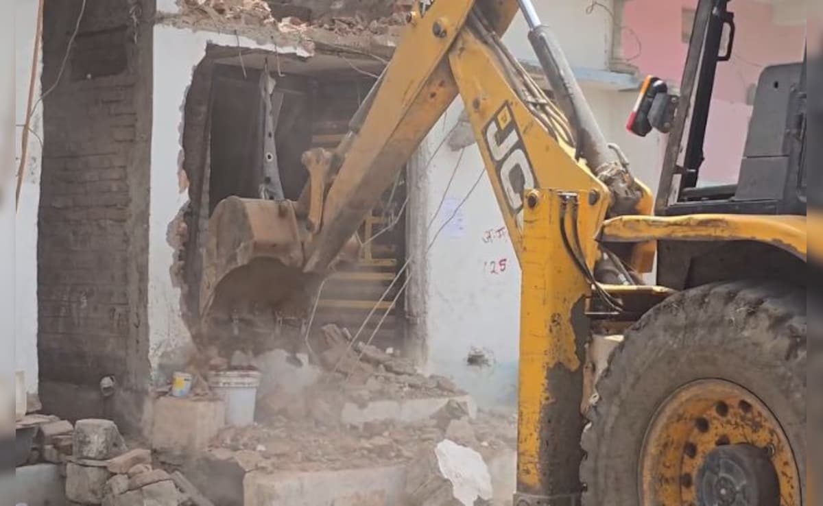 यूपी में ब्रिटिश मौलाना के अवैध मदरसे पर गरजा बुलडोजर, विदेशी फंडिंग और आतंकी कनेक्शन का भी आरोप