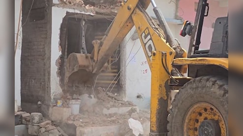 यूपी में ब्रिटिश मौलाना के अवैध मदरसे पर गरजा बुलडोजर, विदेशी फंडिंग और आतंकी कनेक्शन का भी आरोप