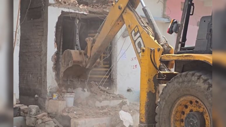 एमपी में हत्या के बाद बुलडोजर एक्शन: पड़ोसी ने आंखों में मिर्च डालकर किया था मर्डर, आरोपी गिरफ्तार