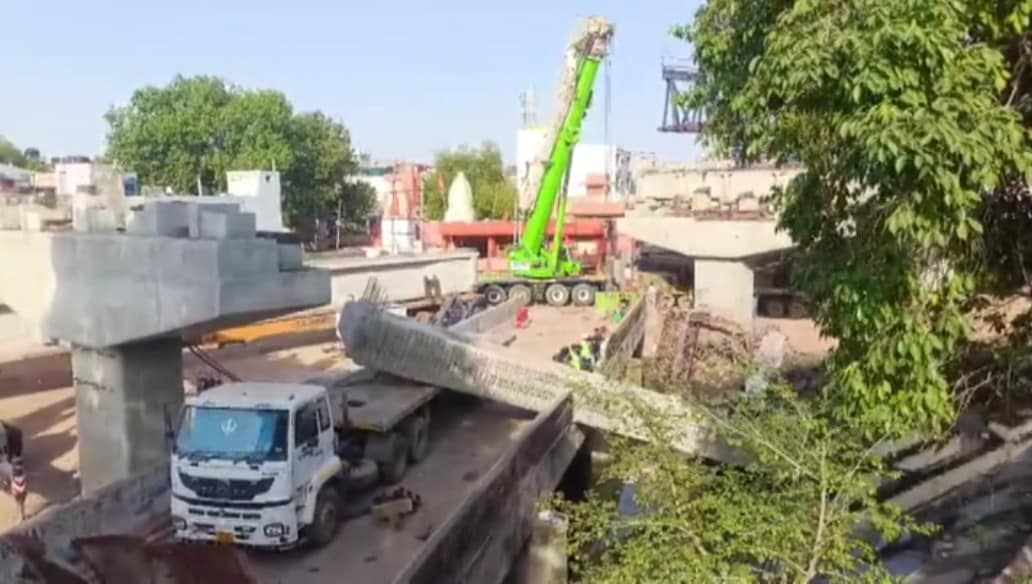 Gwalior Elevated Road: ग्वालियर में 1300 करोड़ के एलीवेटेड रोड प्रोजेक्ट में हादसा, मंदिर के पास गिरा भारी गार्डर Gwalior Elevated Road: ग्वालियर में 1300 करोड़ के एलीवेटेड रोड प्रोजेक्ट में हादसा, मंदिर के पास गिरा भारी गार्डर