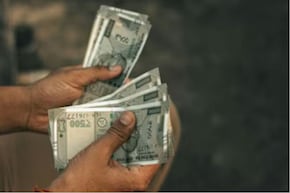 DA Hike 2026: लाखों कर्मचारियों को मिली सौगात, लेकिन क्या 50% डीए बेसिक में मर्ज होगा? जानें संगठनों की मांग