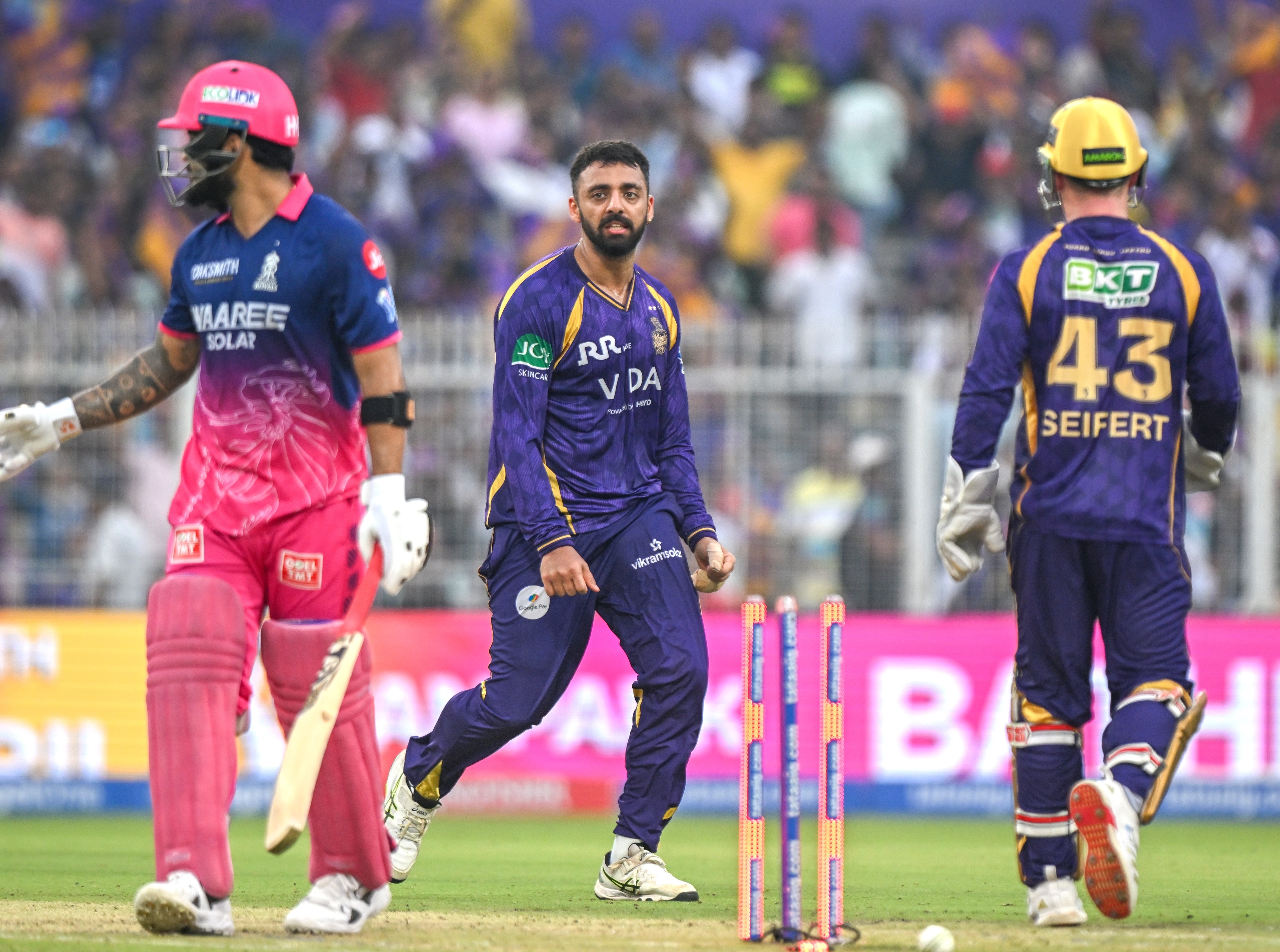 KKR vs RR, IPL 2026: वरुण चक्रवर्ती की 'डबल सेंचुरी', बनाया मेगा रिकॉर्ड, कुलदीप-मोहम्मद शमी सब छूटे पीछे