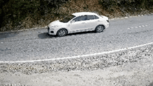 उत्तराखंड एक्सीडेंट: पहाड़ों में कार-बस की टक्कर, CCTV में कैद खौफनाक VIDEO