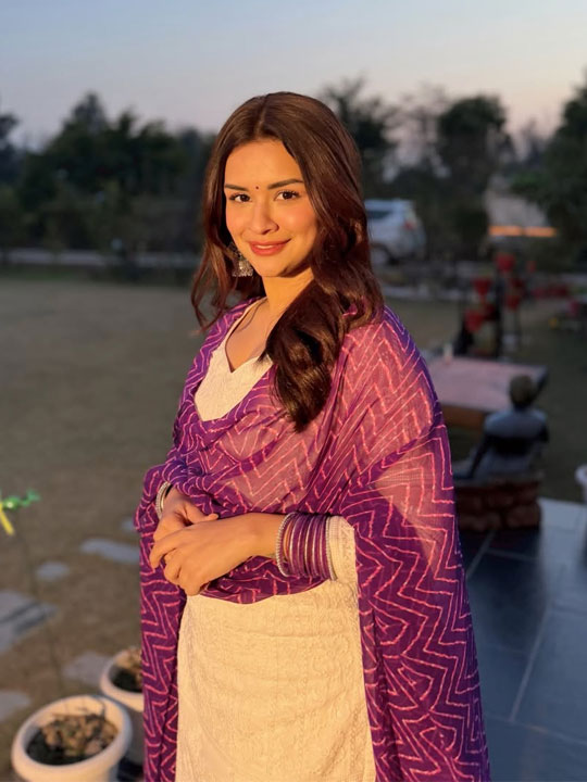 Avneet Kaur Stuns in Evening Ethnic Look