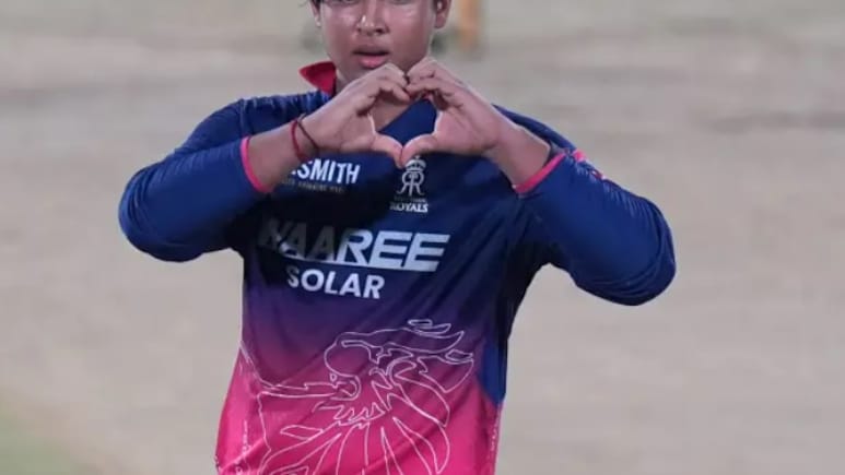 Vaibhav Sooryavanshi: वह ढाई इंच चौड़ा  बैट, रोज 1000 गेंद, फल गया वैभव सूर्यवंशी को 'पिता का आशीर्वाद'