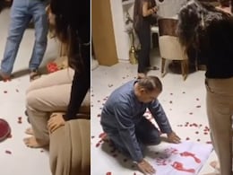 शादी से पहले बेटी को ऐसा सम्मान! पिता ने माथे से लगाए बेटी के पैरों के निशान, भावुक कर देगा ये अनोखा Video