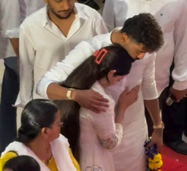 VIDEO: आशा ताई को श्रद्धांजलि देने पहुंचे क्रिकेटर मोहम्मद सिराज, जनाई भोसले को तसल्ली देते आए नजर