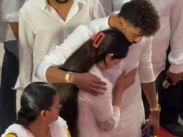 VIDEO: आशा ताई को श्रद्धांजलि देने पहुंचे क्रिकेटर मोहम्मद सिराज, जनाई भोसले को तसल्ली देते आए नजर