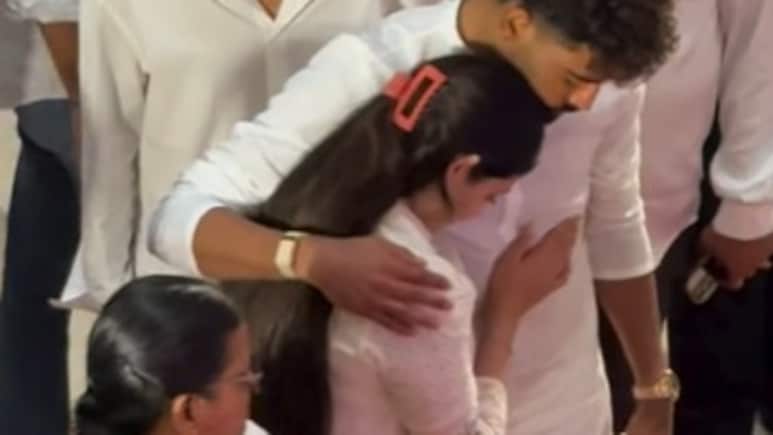 VIDEO: आशा ताई को श्रद्धांजलि देने पहुंचे क्रिकेटर मोहम्मद सिराज, जनाई भोसले को तसल्ली देते आए नजर