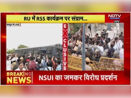 राजस्थान यूनिवर्सिटी के सामने बैरिकेड पर चढ़े NSUI कार्यकर्ता, दिखाए RSS Go Back के पोस्टर; पुलिस ने खदेड़ा