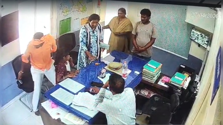 जब पत्नी ने थाने में ही उतार दिया मंगलसूत्र-बिछिया, रोती हुईं बेटियों को थाने में ही छोड़ चला गया कपल