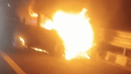 दिल्ली-मुंबई एक्सप्रेस-वे पर चलती कार में आग लगने से 5 जिंदा जले, वैष्णो देवी से दर्शन कर लौट रहे थे