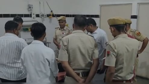 पॉक्&zwj;सो में ग&zwj;िरफ्तार आरोपी ने बाड़मेर ASP ऑफिस में पेपर कटर से काटा गला, अस्&zwj;पताल लेकर पहुंची पुल&zwj;िस