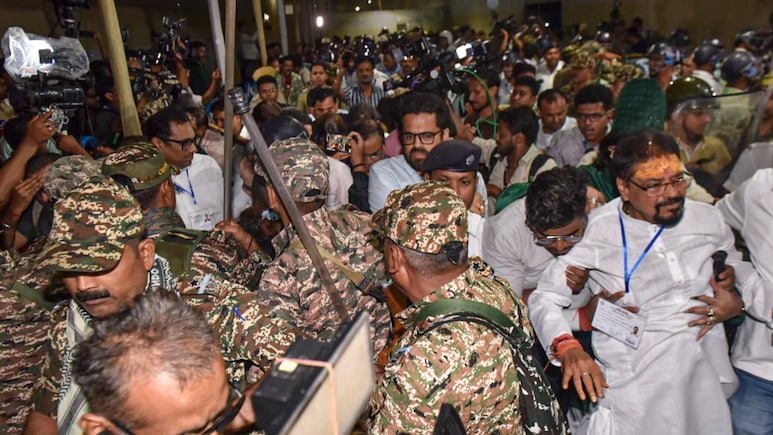 बंगाल में चुनाव तो हो गया, फिर आधी रात किस बात पर मचा भारी बवाल? TMC-बीजेपी कार्यकर्ता भी भिड़ गए