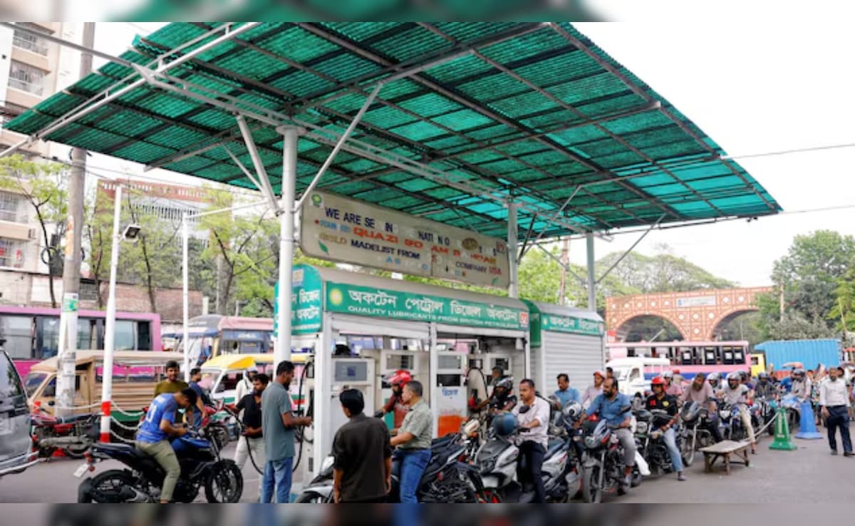 होर्मुज बंद होने पर फिर खस्ताहाल की स्थिति में बांग्लादेश, पांच घंटे लाइन में लगकर मिल रहा डीजल-पेट्रोल