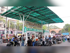 होर्मुज बंद होने पर फिर खस्ताहाल की स्थिति में बांग्लादेश, पांच घंटे लाइन में लगकर मिल रहा डीजल-पेट्रोल