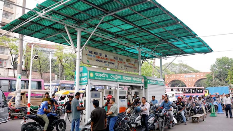 होर्मुज बंद होने पर फिर खस्ताहाल की स्थिति में बांग्लादेश, पांच घंटे लाइन में लगकर मिल रहा डीजल-पेट्रोल