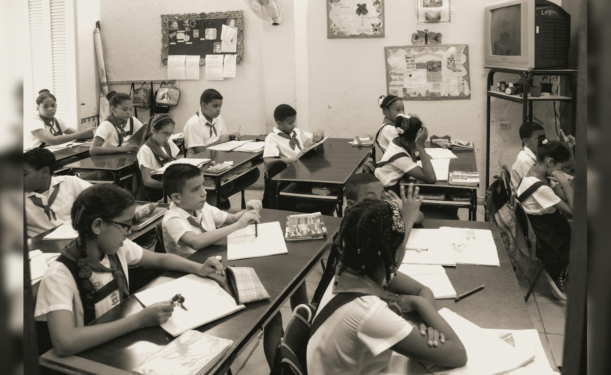 स्कूलों में तीन भाषाओं में पढ़ाई क्यों जरूरी, क्या है Three Language Formula? इसे लेकर क्या कहते हैं एक्सपर्ट, जानिए यहां