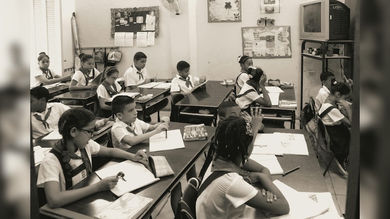 स्कूलों में तीन भाषाओं में पढ़ाई क्यों जरूरी, क्या है Three Language Formula? इसे लेकर क्या कहते हैं एक्सपर्ट, जानिए यहां