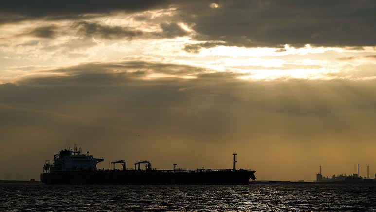 गुड न्यूज! तेल-गैस से लदे 4 जहाजों ने किया होर्मुज पार, भारत भी आ रही बड़ी खेप