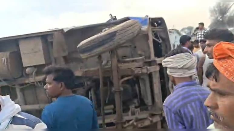 स्&zwj;कूल बस पलटी, हेड मास्&zwj;टर की मौत; 10-15 बच्&zwj;चे गंभीर रूप से घायल&nbsp;