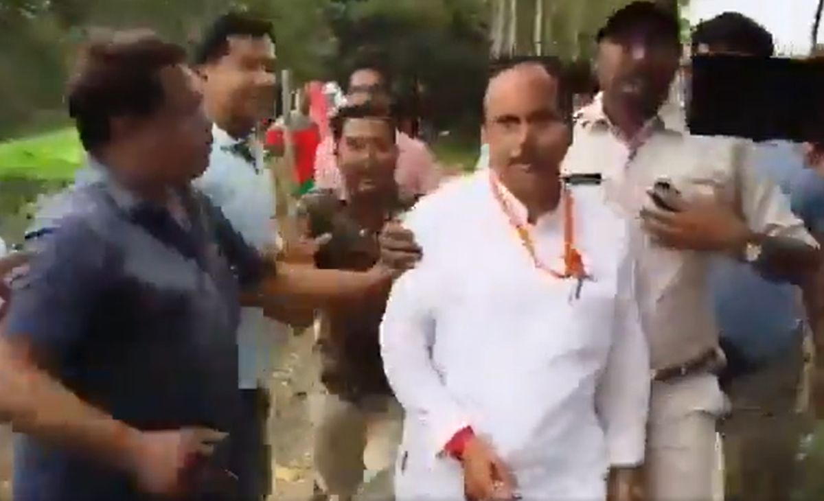 बंगाल में वोटिंग के बीच BJP उम्मीदवार पर हमला, भीड़ ने दौड़ा-दौड़ा कर पीटा, VIDEO