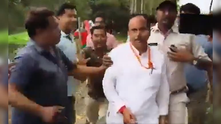 बंगाल में वोटिंग के बीच BJP उम्मीदवार पर हमला, भीड़ ने दौड़ा-दौड़ा कर पीटा, VIDEO