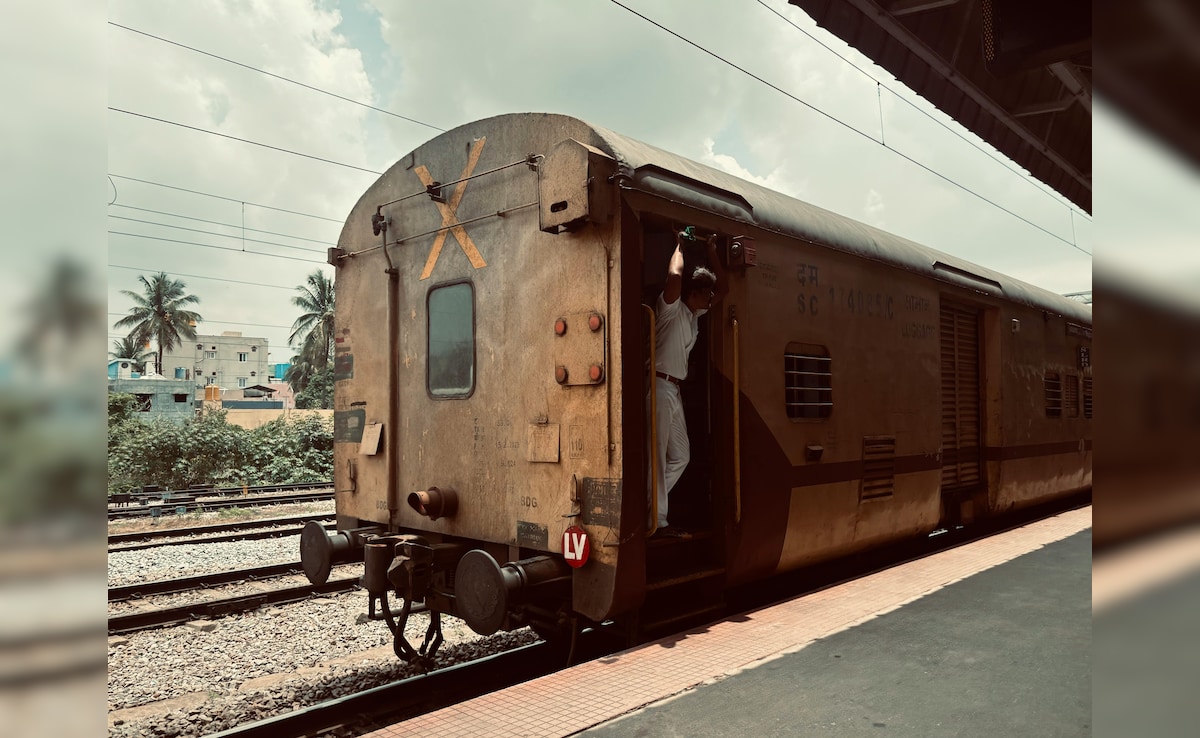 ट्रेन के पीछे क्‍यों बना होता है X का निशान, जानें इसका मतलब