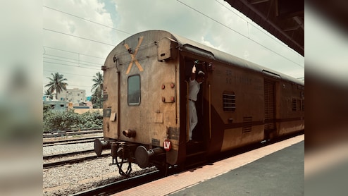 ट्रेन के पीछे क्&zwj;यों बना होता है X का निशान, जानें इसका मतलब