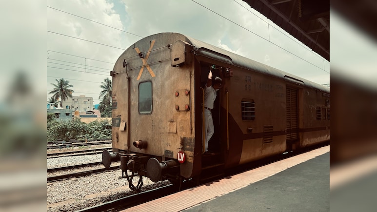 ट्रेन के पीछे क्&zwj;यों बना होता है X का निशान, जानें इसका मतलब