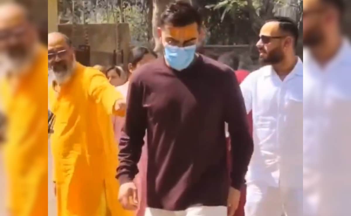 VIDEO: प्रेमानंद महाराज की शरण में फिर पहुंचे विराट-अनुष्का, राधा नाम की भक्ति में डूबे आए नजर