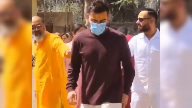 VIDEO: प्रेमानंद महाराज की शरण में फिर पहुंचे विराट-अनुष्का, राधा नाम की भक्ति में डूबे आए नजर