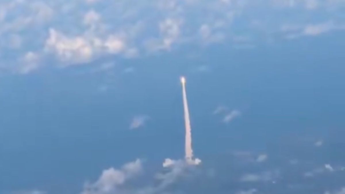 Video: Airline Passengers' "Unreal" Mid-Air View Of Artemis 2 Launch