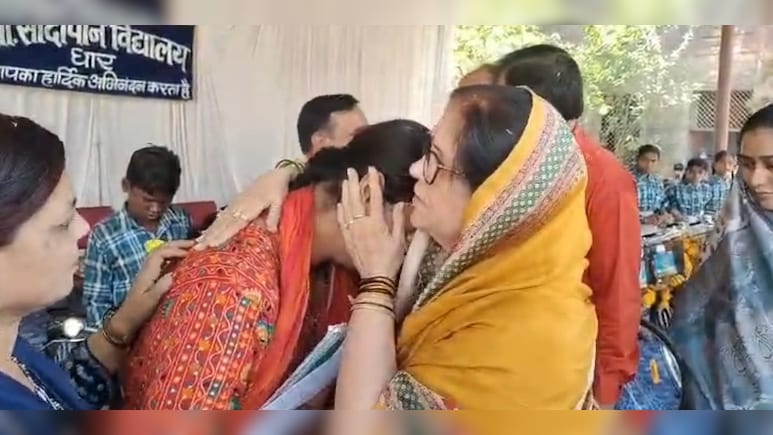 'अकेले ऑफिस बुलाते, मोबाइल पर गलत मैसेज भेजते', धार में प्रिंसिपल पर गंभीर आरोप, विधायक से मिलकर रोईं शिक्षिका