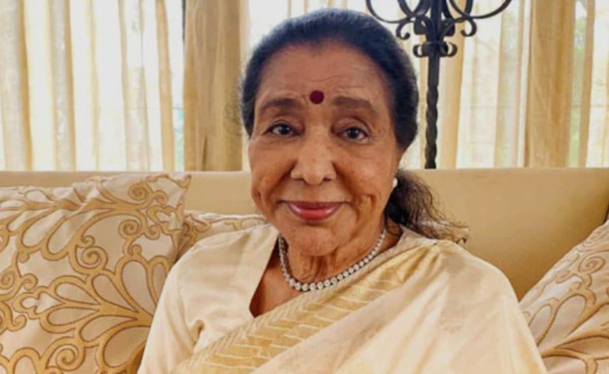 आशा भोसले के पांव में था इतना दर्द खड़ा होना हुआ मुश्किल, सोनू निगम ने दबाए थे पांव