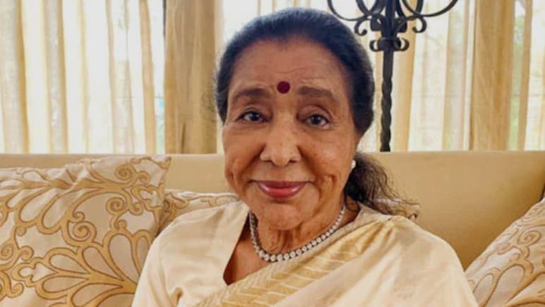 आशा भोसले के पांव में था इतना दर्द खड़ा होना हुआ मुश्किल, सोनू निगम ने दबाए थे पांव