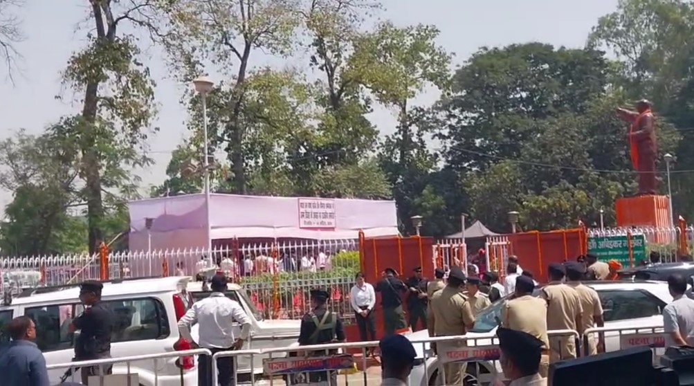 CM नीतीश के कार्यक्रम में मधुमक्खी का हमला, इधर-उधर भागने लगे लोग, देखें VIDEO